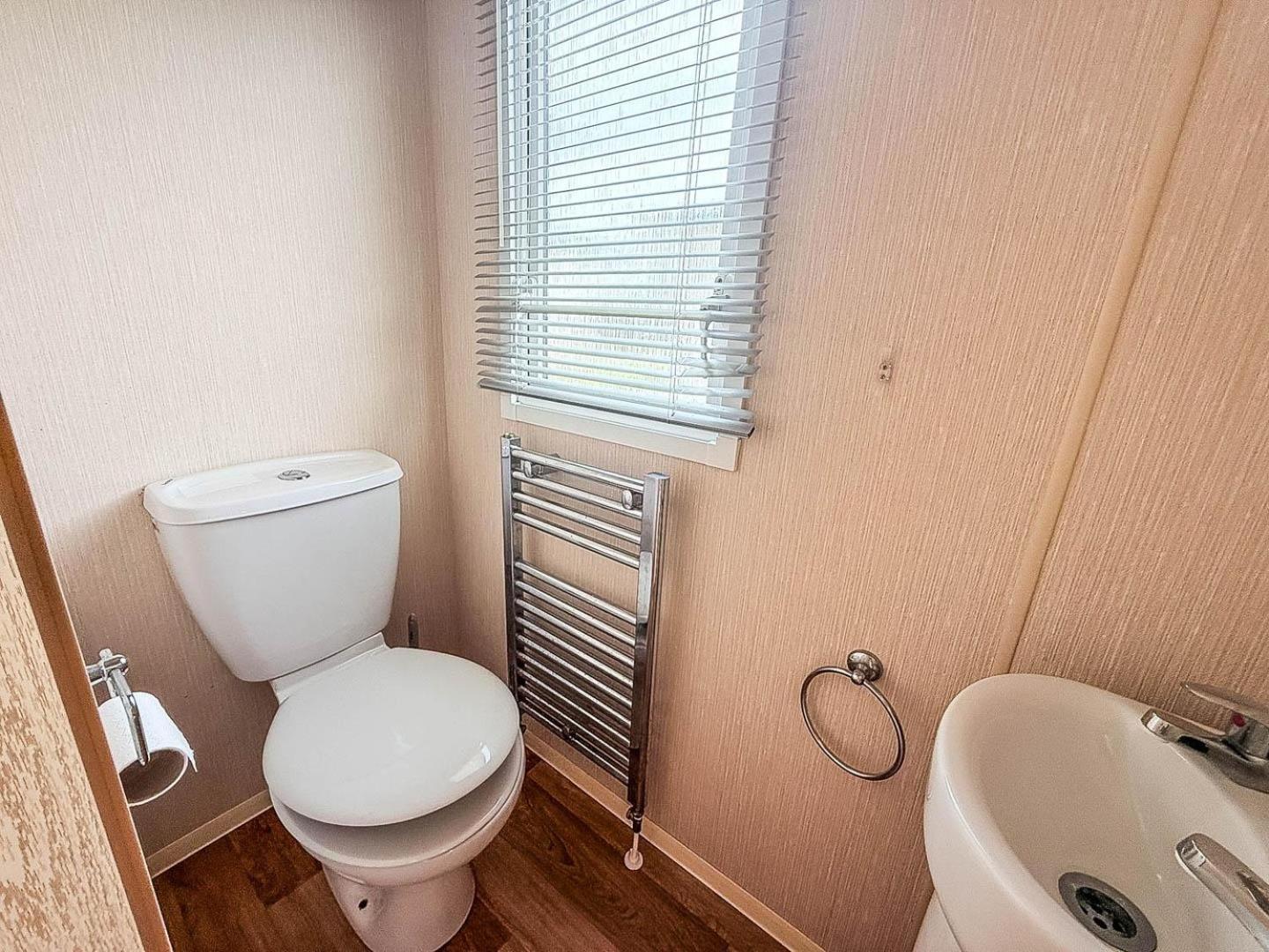 8 Berth Caravan With Decking At Sunnydale In Lincolnshire Ref 35087S Louth  Exteriör bild